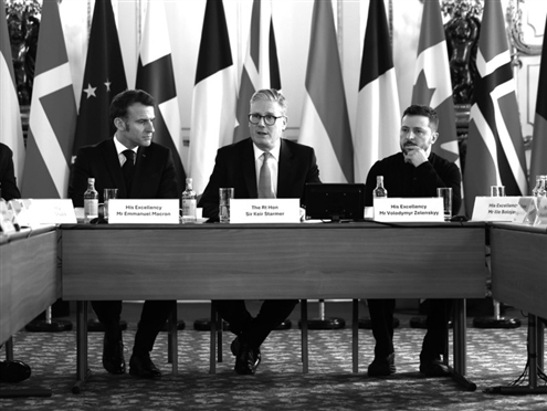 3月2日,在英国首都伦敦,英国首相斯塔默(右二)、法国总统马克龙(左一)和乌克兰总统泽连斯基(右一)出席峰会 新华社发